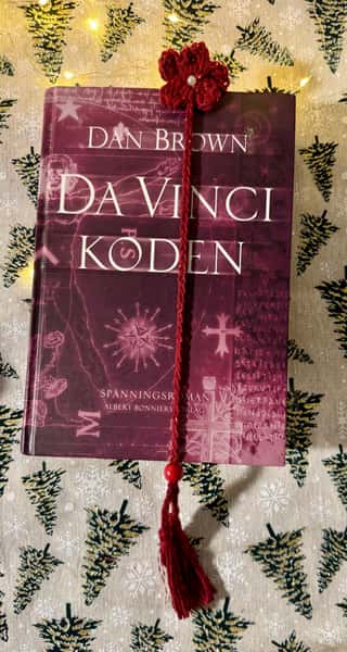 Handgjord bokmärke – virkad blomma med pärla och justerbar korallpärla