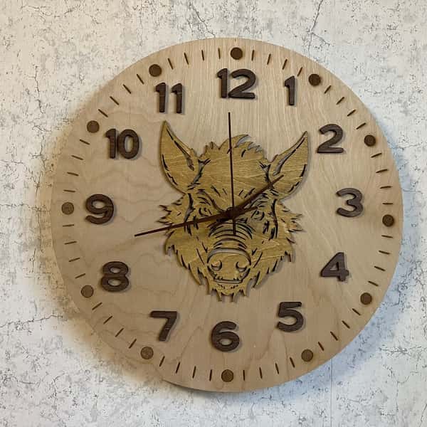 Väggklocka med vildsvinsmotiv