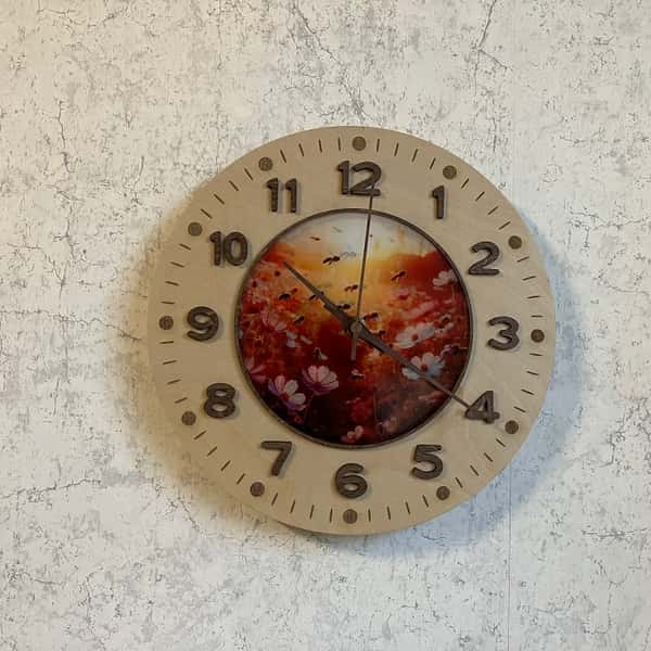 Dekorativ väggklocka med blom- och bimotiv