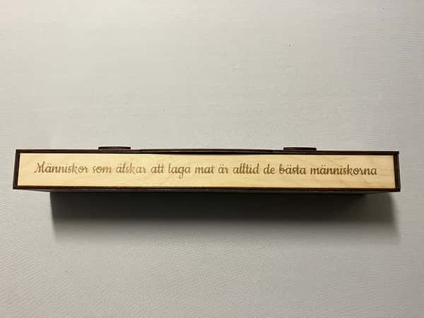 Kökskniv i tillhörande trälåda från teak.