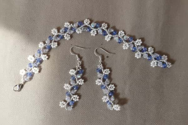 Smyckesset - Armband & Örhängen i Blå & Vita Pärlor