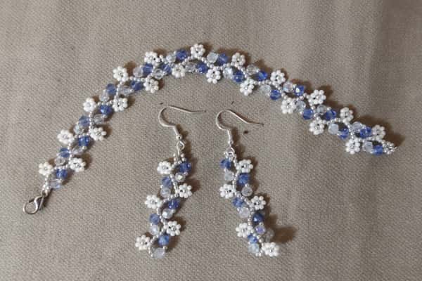 Smyckesset - Armband & Örhängen i Blå & Vita Pärlor