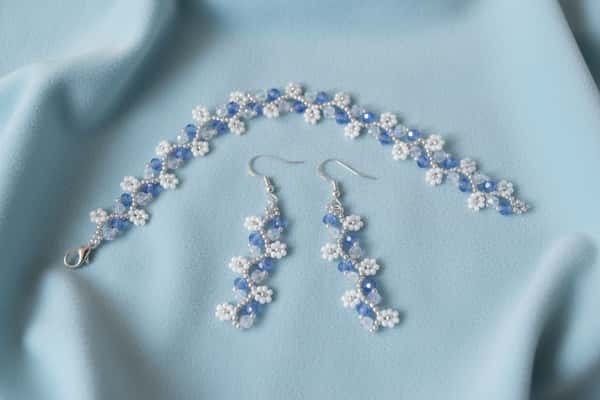Smyckesset - Armband & Örhängen i Blå & Vita Pärlor