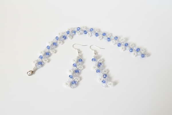 Smyckesset - Armband & Örhängen i Blå & Vita Pärlor