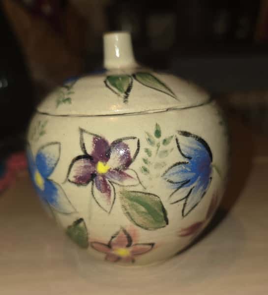 Drejad skål med lock