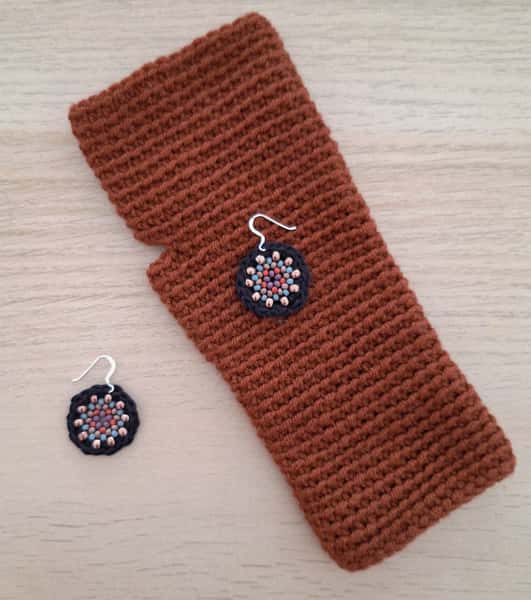 Ser med torgvantar och örhängen