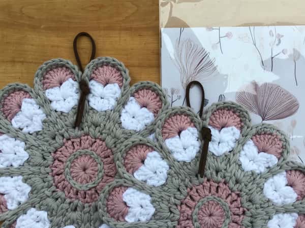 1 par virkade grytlappar