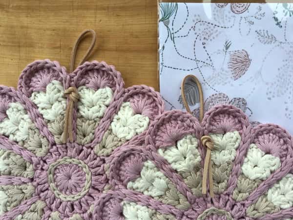 1 par virkade grytlappar