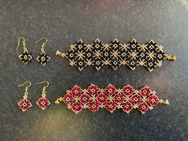 Set av ett armband och örhängen