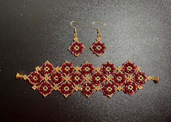 Set av ett armband och örhängen