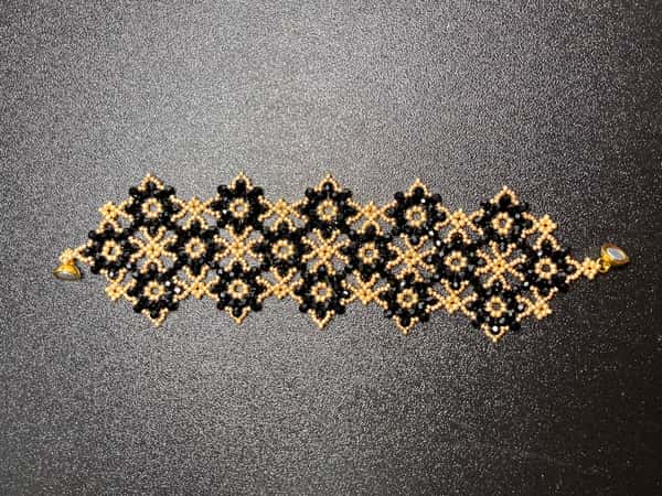 Set av ett armband och örhängen