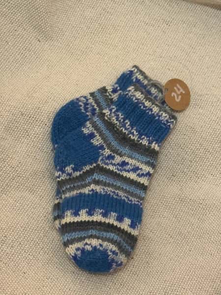 Varma och smidiga handstickade sockor storlek 24