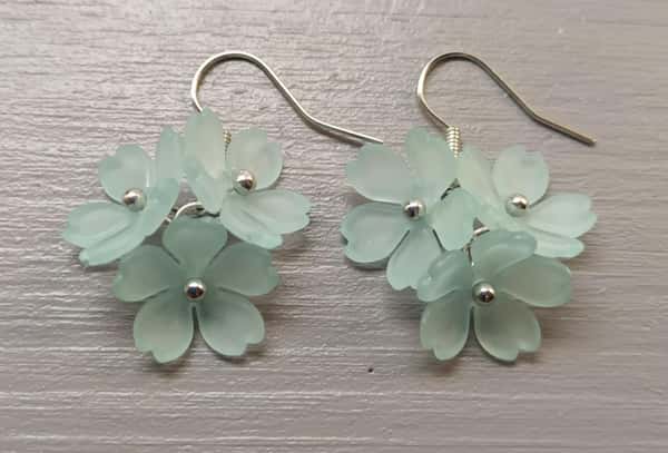 Handgjorda lätta  örhängen med akrylkomponenter