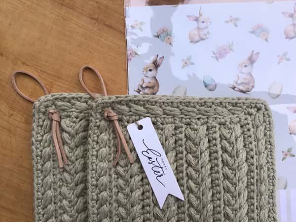 Virkade grytlappar fina till påsk