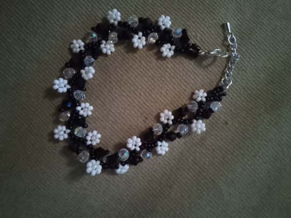 Kristallarmband Svart-Vit med Blommönster
