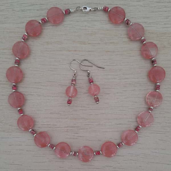 Set med örhängen och halsband