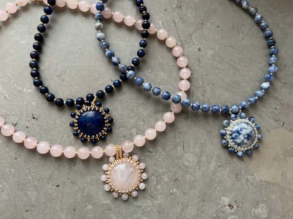 Exklusivt handgjort halsband av lapis lazuli