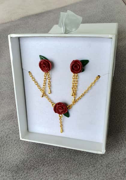 Rosor set, Handgjorda örhängen och halsband i polymerlera