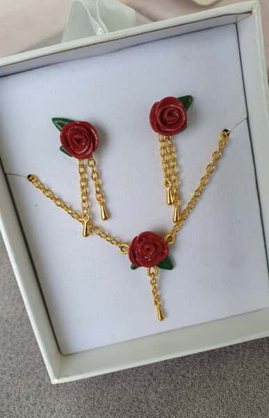 Rosor set, Handgjorda örhängen och halsband i polymerlera