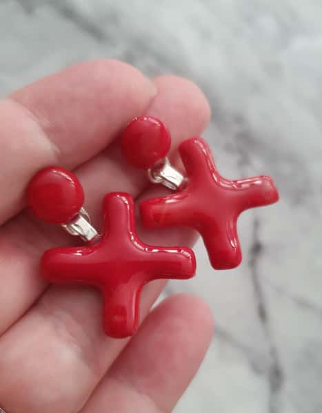 Handgjorda örhängen i polymerlera, Röda Xs