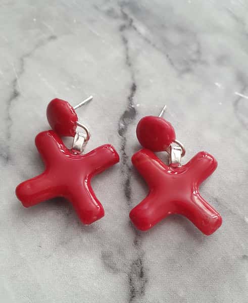 Handgjorda örhängen i polymerlera, Röda Xs