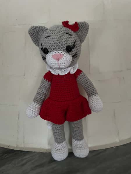 Virkad katt med röd klänning