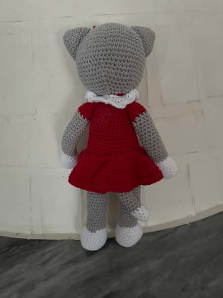 Virkad katt med röd klänning