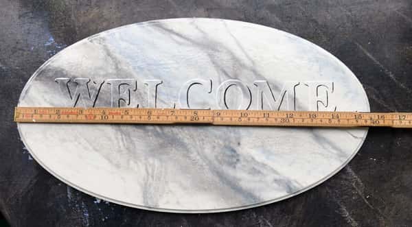 Dörrskylt med text "WELCOME"