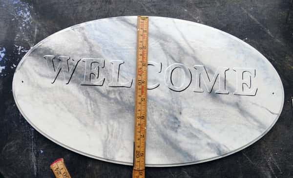 Dörrskylt med text "WELCOME"