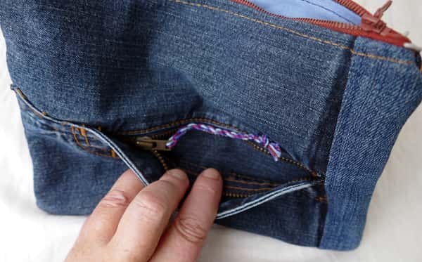 Necessär, pennfodral eller liten väska, sydd av återbrukade jeans.