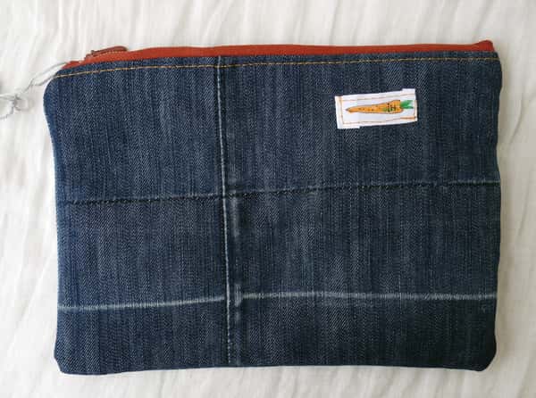 Necessär, pennfodral eller liten väska, sydd av återbrukade jeans.