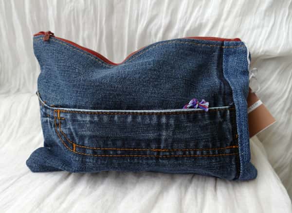 Necessär, pennfodral eller liten väska, sydd av återbrukade jeans.