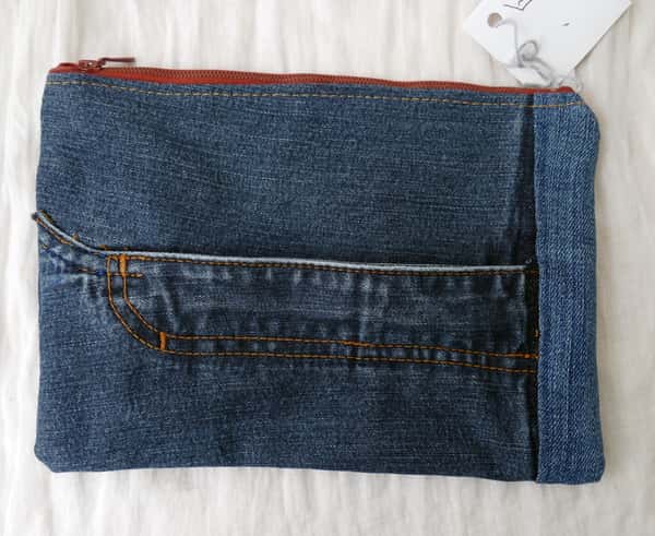 Necessär, pennfodral eller liten väska, sydd av återbrukade jeans.