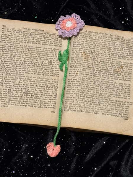 Bokmärke, virkad blomma