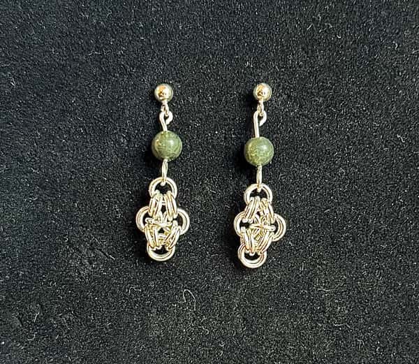 Silverörhänge med Jadepärla