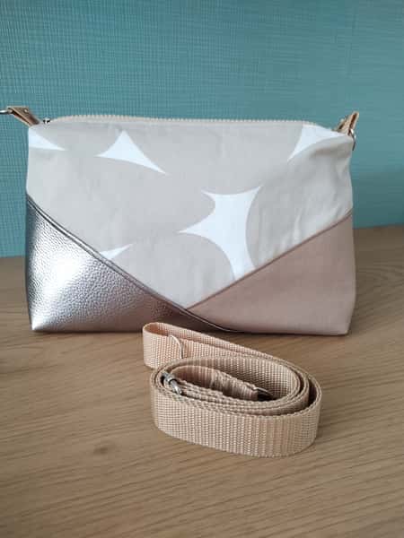 Väska Shoulder Bag beige med silverdetaljer