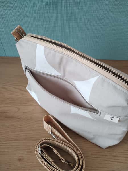 Väska Shoulder Bag beige med silverdetaljer