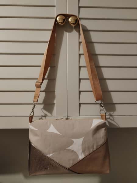 Väska Shoulder Bag beige med silverdetaljer