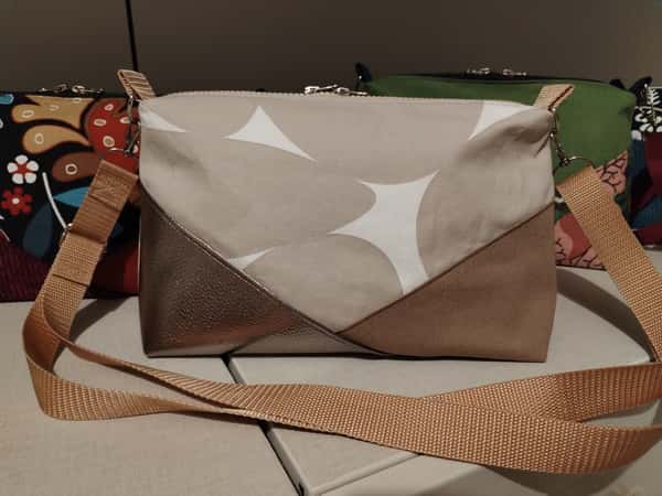 Väska Shoulder Bag beige med silverdetaljer