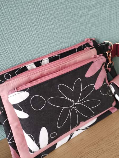 Väska HippBag/ShoulderBag Bältesväska/axelväska med rosa guld detaljer färgglada/rosa