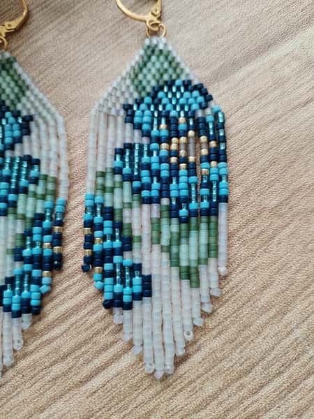 handgjord miyuki Pärlörhängen med blommönster blått, grönt, guld och vitt