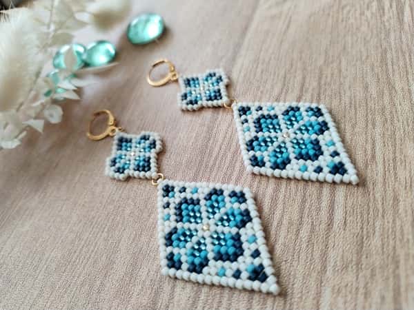 handgjord miyuki Pärlörhängen med blommönster blått, guld och vitt