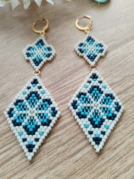 handgjord miyuki Pärlörhängen med blommönster blått, guld och vitt