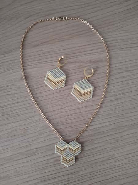 handgjord miyuki Pärlörhängen i grönt, guld och gul med matchande kedja