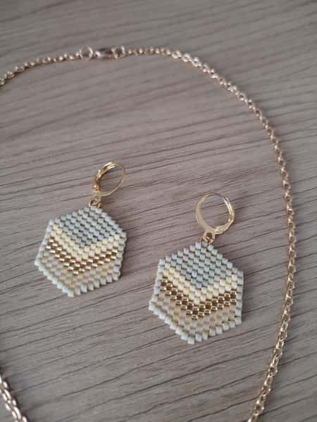 handgjord miyuki Pärlörhängen i grönt, guld och gul med matchande kedja