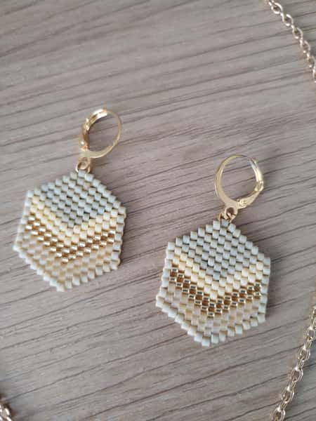 handgjord miyuki Pärlörhängen i grönt, guld och gul med matchande kedja