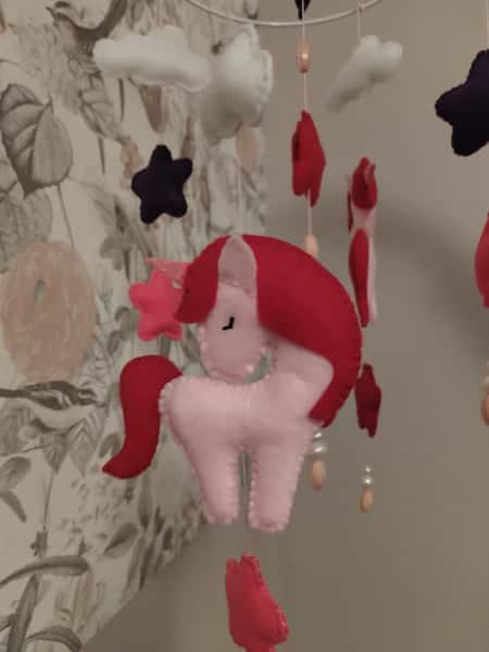 Baby - Barnmobil med stjärnor och enhörningar i rosa/vit/purpur