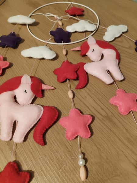 Baby - Barnmobil med stjärnor och enhörningar i rosa/vit/purpur