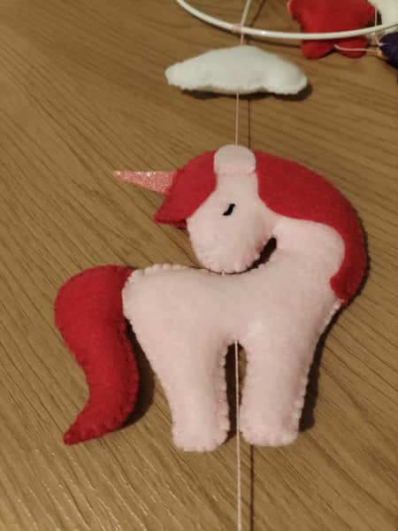 Baby - Barnmobil med stjärnor och enhörningar i rosa/vit/purpur