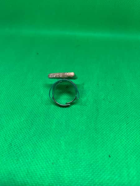 Ring i frihand slipade kalksten